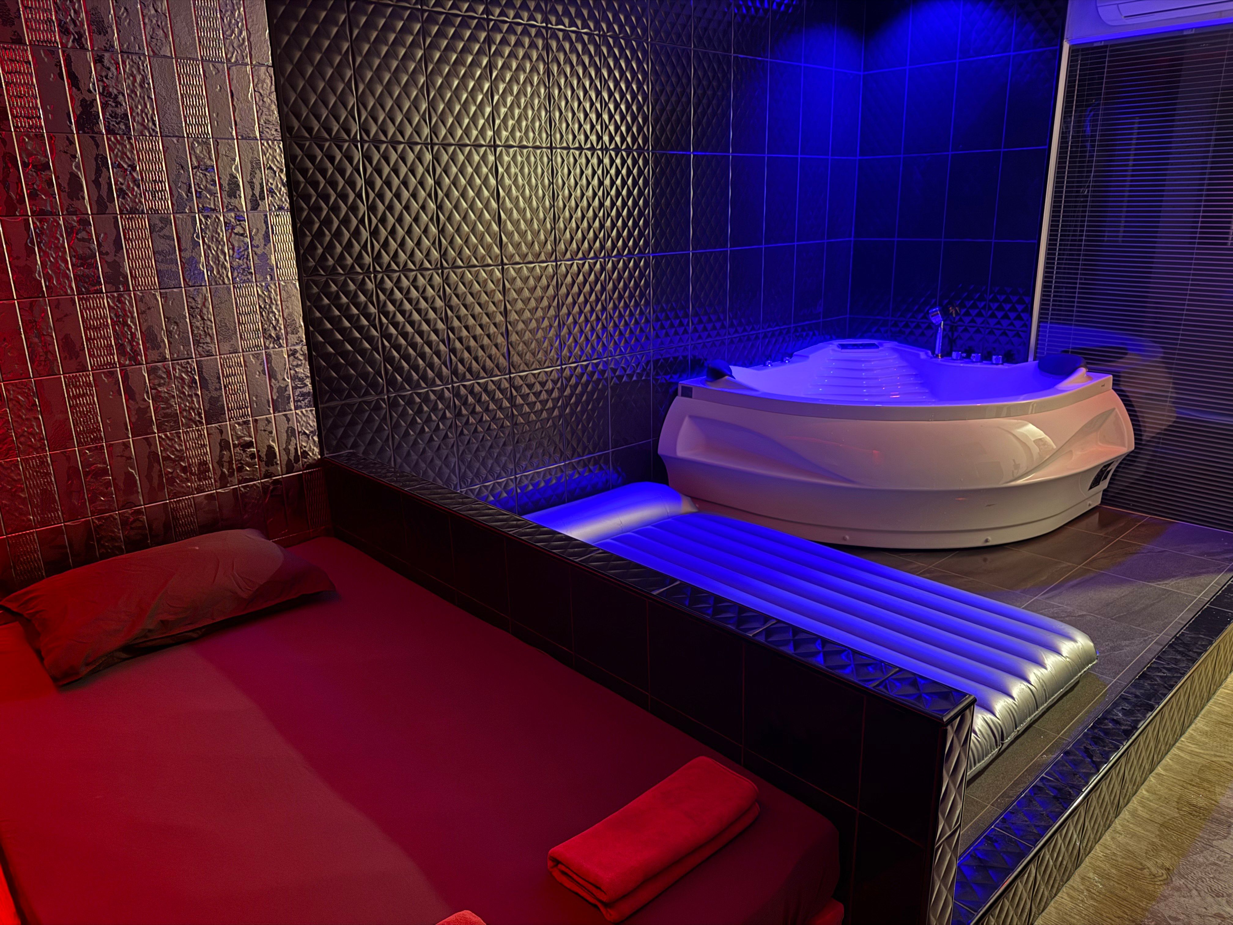 Treatment area beside the jacuzzi in the Zen Massage VIP room